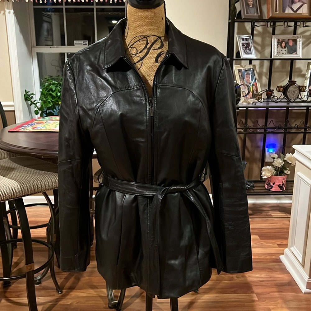 ❤️VINTAGE❤️ Black leather jacket size medium with zipper and tie waist